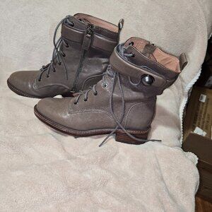 Like New Leather Gray Low Heel Combat Style Louise et Cie SZ 6